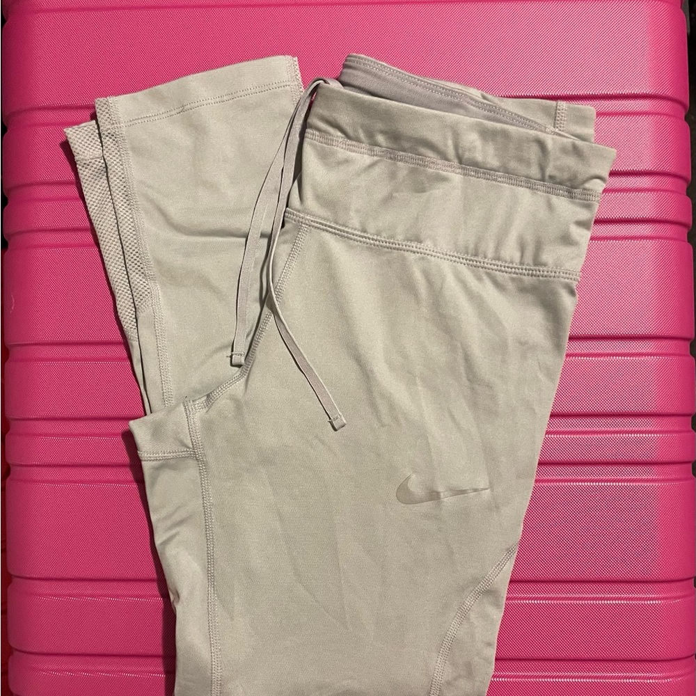 Nike Light Gray crop leggings - Picture 2 of 3